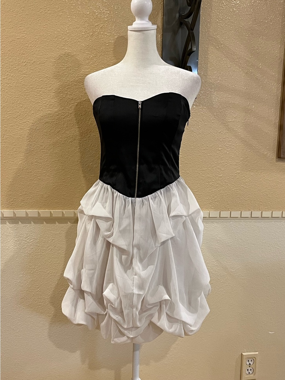 Bebe Corset Bubble Dress. Party, cocktail. Black & white. Silicone lining. M